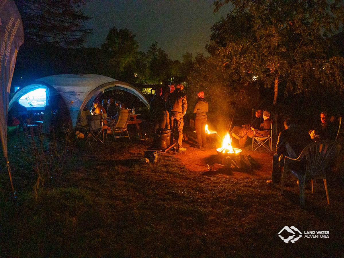 Gemütlicher Abend am Lagerfeuer beim Saisonabschluss an der Nahe