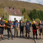 Das kommt raus, wenn sich zufällig nur Männer in einen <a style="color: white;text-decoration: underline" href="https://www.land-water-adventures.com/de/touren-kurse/hunsrueck" target="_blank" rel="noopener">Multiday Day Kurs Hunsrück</a> einbuchen Hunsrück Holzsammler © Land Water Adventures
