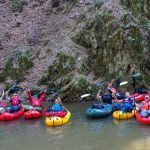 Eine <a style="color: white;text-decoration: underline" href="https://www.land-water-adventures.com/de/touren-kurse/hunsrueck" target="_blank" rel="noopener">Hunsrück-Truppe</a> 2018 im Bach Hunsrück 1 im Bach © Land Water Adventures