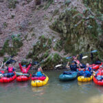 Eine <a style="color: white;text-decoration: underline" href="https://www.land-water-adventures.com/de/touren-kurse/hunsrueck" target="_blank" rel="noopener">Hunsrück-Truppe</a> 2018 im Bach Hunsrück 1 im Bach © Land Water Adventures