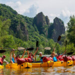Perfektes Paddelwetter am zweiten Teil der <a style="color: white;text-decoration: underline" href="https://www.land-water-adventures.com/de/touren-kurse/erlebnistage-nahe" target="_blank" rel="noopener">Nahe-Tour</a> Nahe Erlebnistag Gans-Rheingrafenstein © Land Water Adventures