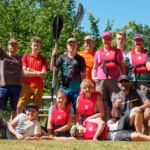 Eine bunte Familiengruppe an der <a style="color: white;text-decoration: underline" href="https://www.land-water-adventures.com/de/touren-kurse/erlebnistage-nahe" target="_blank" rel="noopener">Nahe River</a> Familiengruppe Nahe Sommer © Land Water Aventures