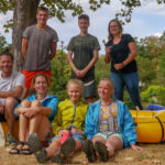 Auch kleine Gruppen sind bei uns willkommen, hier eine Familie auf der Durchreise an der <a style="color: white;text-decoration: underline" href="https://www.land-water-adventures.com/de/touren-kurse/erlebnistage-nahe" target="_blank" rel="noopener">Nahe</a> Familiengruppe Nahe Spätsommer © Land Water Adventures