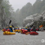 Beeindruckendes Wetter kurz vor der berühmten Napolean-Brücke der <a style="color: white;text-decoration: underline" href="https://www.land-water-adventures.com/de/touren-kurse/soca" target="_blank" rel="noopener">Soca</a> Soca im Regen © Land Water Adventures