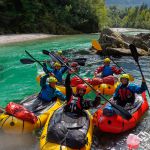 Gut gelaunte Teilnehmer beim <a style="color: white;text-decoration: underline" href="https://www.land-water-blog.de/soca-a-z/" target="_blank" rel="noopener">Wildwasser Packrafting Kurs Soca</a> Soca 2018 © Land Water Adventures