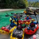 Gut gelaunte Teilnehmer beim <a style="color: white;text-decoration: underline" href="https://www.land-water-blog.de/soca-a-z/" target="_blank" rel="noopener">Wildwasser Packrafting Kurs Soca</a> Soca 2018 © Land Water Adventures