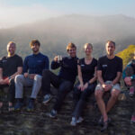Das LWA-Team auf der Mauer der Schmidtburg im Hunsrück beim <a style="color: white;text-decoration: underline" href="https://www.land-water-blog.de/lwa-team-treffen-2018/" target="_blank" rel="noopener">Teamtreffen 2018</a> (ohne Andi, der mal wieder paddeln war) LWA-Teamtreffen 2018 © Land Water Adventures