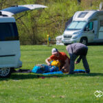 Johannes hilft beim Packen im Camp © Land Water Adventures