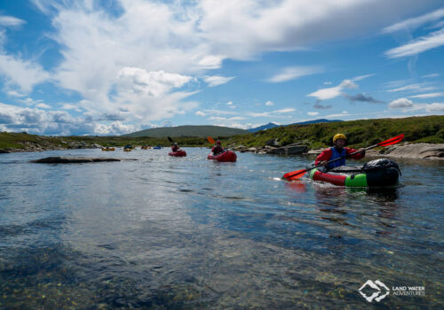 Packrafting Expeditionskurs in der norwegischen Sonne © Land Water Adventures