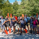 Eine Gruppe Packrafter:innen vor dem Start einer Wildwasser Tour in Slowenien