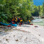 Final preparations before hitting the waves Vor dem Einstieg in die Soca bespricht sich die Gruppe am Ufer