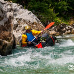 "The stone is your friend" Ein Packrafter paddelt zwischen den Felsen der Soca hervor