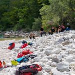 Pause am Ufer der Soca während des Wildwasser Kurses Soca