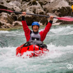 Große Freude nach erfolgreichem Paddeln einer spannenden Wildwasserstelle der Soca