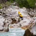 Ein Packrafter im verblockten Wildwasser der Soca