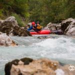 Zwei Packrafter besprechen die beste Linie im Wildwasser der Soca