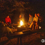 Abendliches Zusammensitzen am Lagerfeuer im Soca-Camp