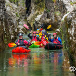 Colorful boats between impressive rock walls Eine Gruppe bunter Packrafts im Soca-Canyon