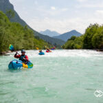 Packrafting auf der Isar vor der Kulisse des Karwendelgebirges